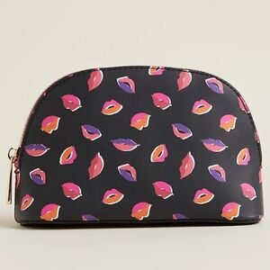 🆕️💋MUAH KISSES MAKEUP BAG💋